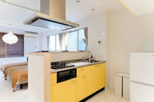 Apartamento básico, no fumadores | Cocina privada | Frigorífico, microondas y utensilios de cocina