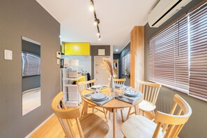 Appartement de base, non-fumeur | Aire de séjour | Téléviseur ACL de 32 po avec télévision numérique