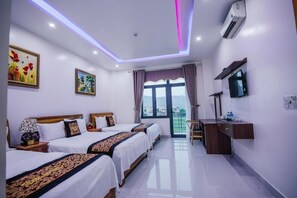 غرفة ديلوكس ثلاثية | مكتب وواي فاي مجانًا وملاءات أسرّة