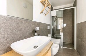 Quarto casal básico | Banheiro | Chuveiro, chuveiro com efeito de chuva, produtos de toalete grátis 