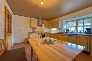 Réfrigérateur, un four, surface de cuisson, lave-vaisselle