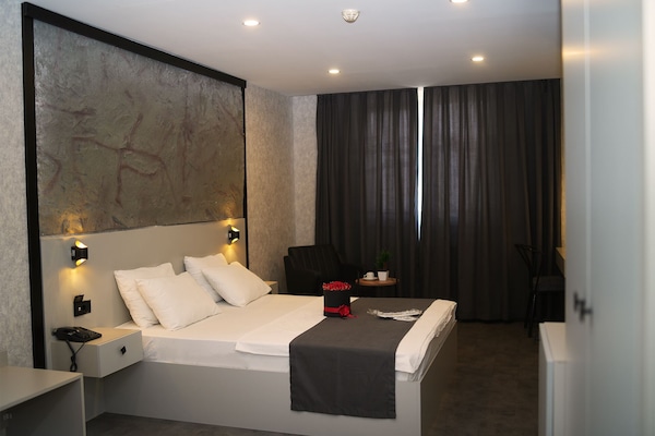 Standard Room | In-room safe, soundproofing, free WiFi
