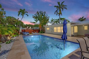 A heated pool - Tradewinds: Ultimate Delray Beach Lifestyle 3BR2BA Home + Heated Pool (Delray Beach)