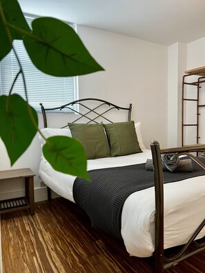 1 Schlafzimmer, Schreibtisch, Bügeleisen/Bügelbrett, Reisekinderbett