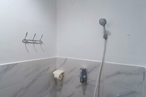 Habitación individual estándar | Baño | Regadera y toallas 