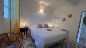 4 soverom, skrivebord, wi-fi (inkludert) og sengetøy