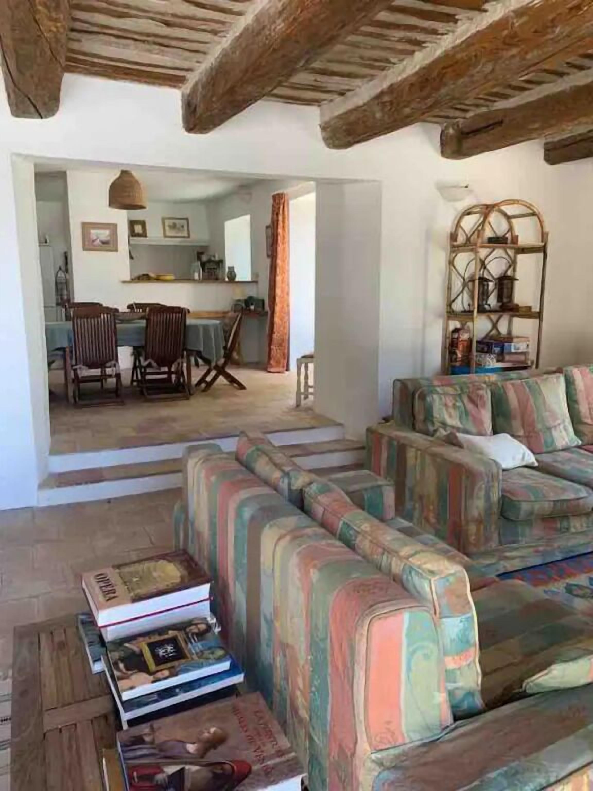 Televisie, een open haard, een tafeltennistafel en een kantoor