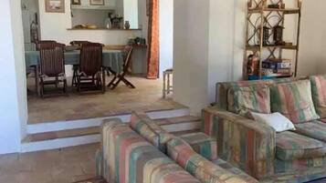 Televisie, een open haard, een tafeltennistafel en een kantoor