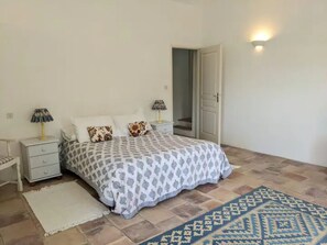 4 quartos, escrivaninha, ferros/tábuas de passar roupa, berço de viagem