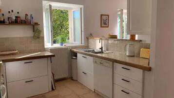 Réfrigérateur, micro-ondes, four, plaque de cuisson