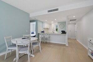 Dining - Blissful Bribie Beach Haven (WOORIM)