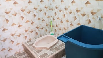 Kamar Double Standar | Kamar mandi | Shower dan handuk