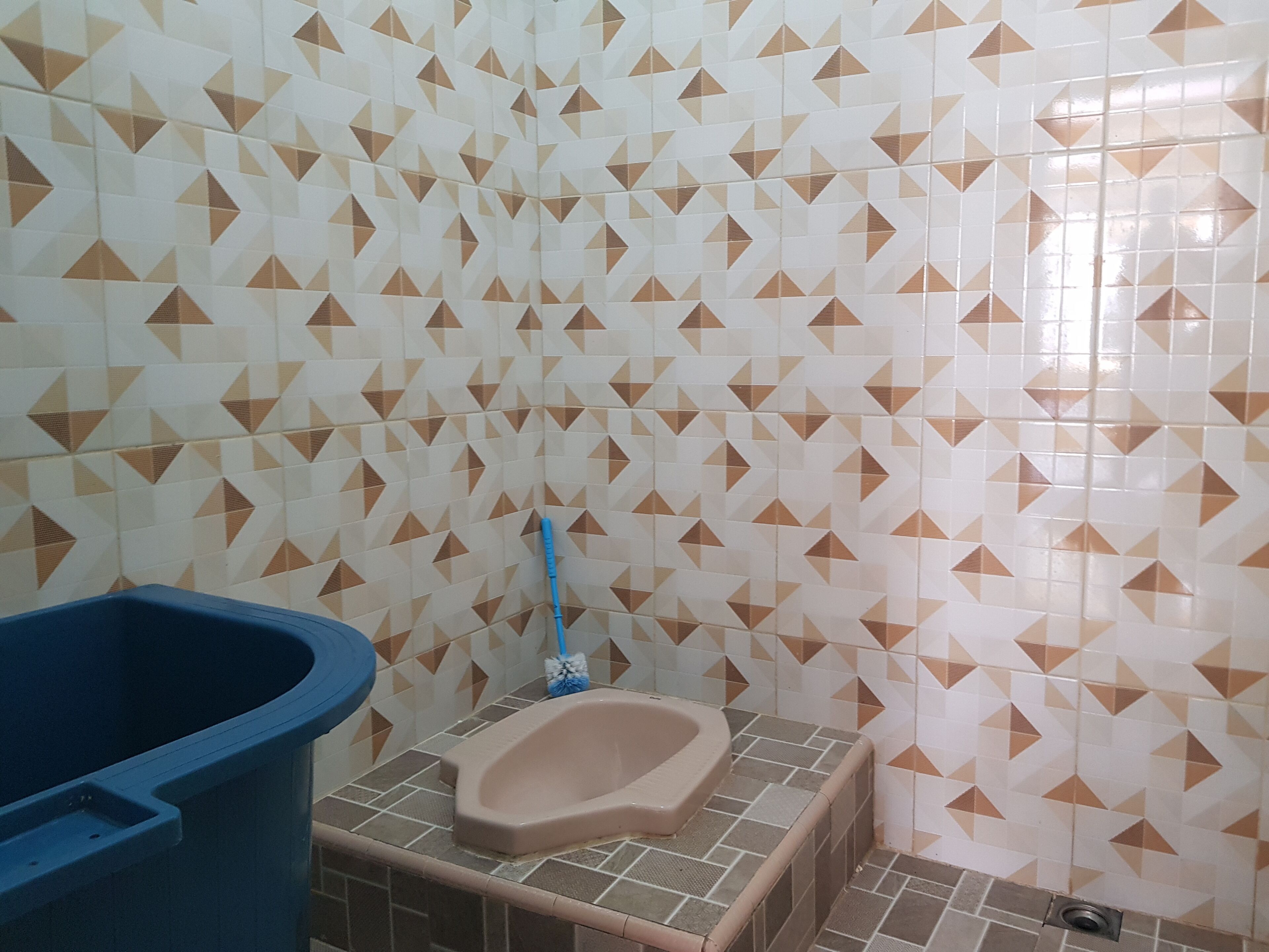 Kamar Double Standar | Kamar mandi | Shower dan handuk