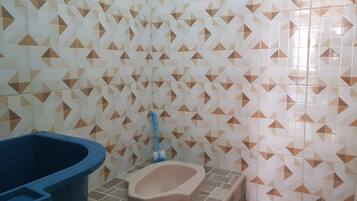 Kamar Double Standar | Kamar mandi | Shower dan handuk