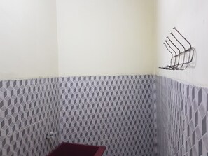 Family Suite | Bathroom | Shower, towels