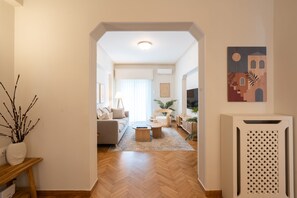 Appartement Design | Coin séjour | TV connectée de 49 pouces avec chaînes par câble