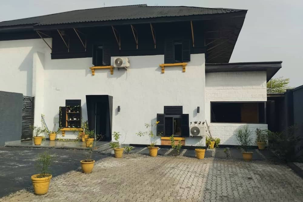 The Crib-Artist Residence