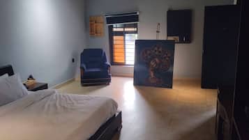 Escritorio, espacio para trabajar con laptop y wifi gratis