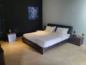 Een bureau, een laptopwerkplek, gratis wifi