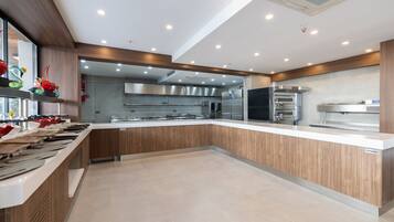 Café da manhã com buffet grátis todos os dias