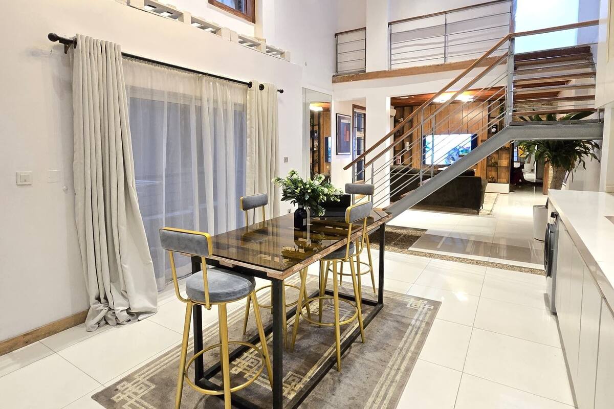 Business Loft, 2 Bedrooms, Private Bathroom, Garden View | Living area