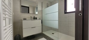 Regadera, secadora de cabello, bidet, jabón 