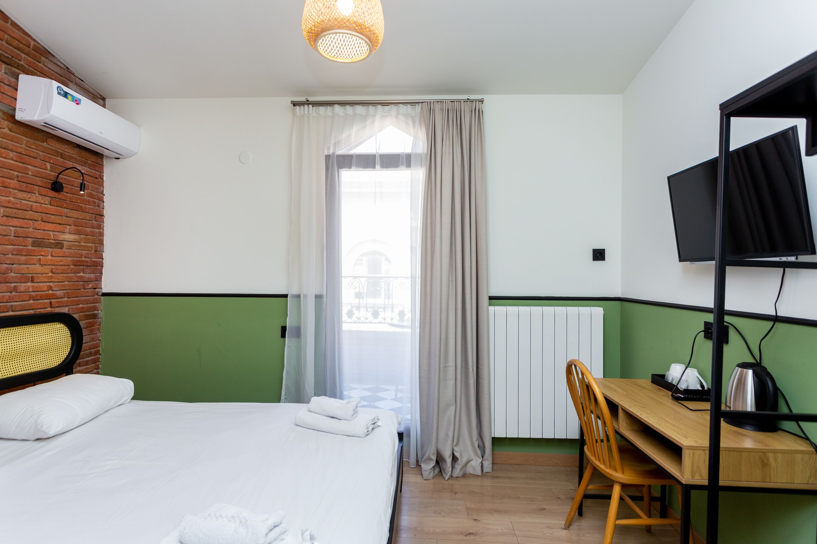 Kamar Double Deluks | Seprai premium, busa memori, minibar, dan meja kerja