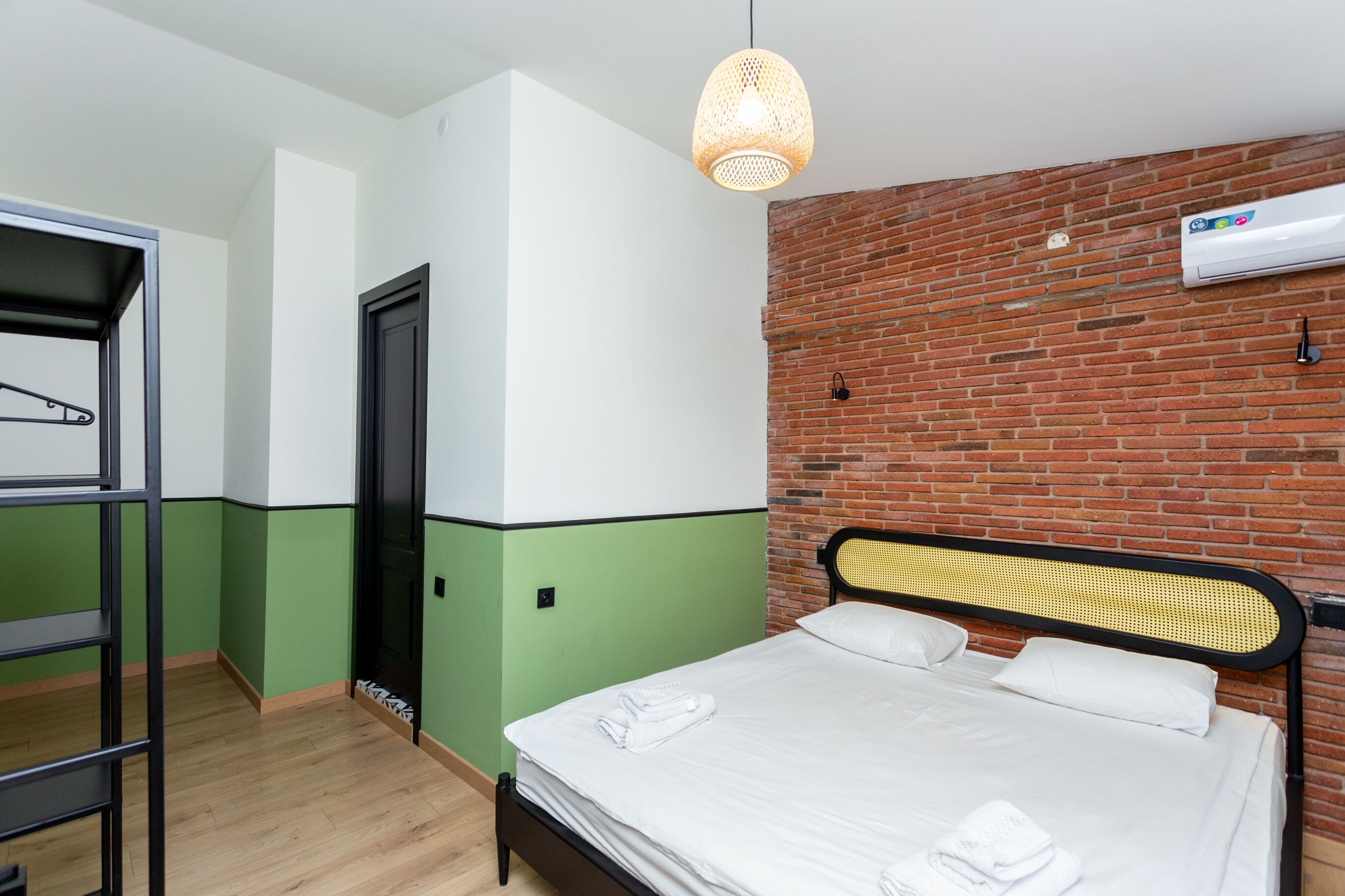 高級寝具、低反発ベッド、ミニバー、デスク