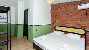Sengetøy av topp kvalitet, memory foam-senger, minibar og skrivebord