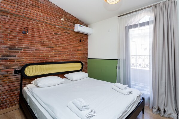 Literie de qualité supérieure, matelas mémoire de forme, minibar, bureau