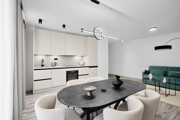 Deluxe appartement | Woonruimte | Een 55-inch smart-tv met digitale zenders, Netflix en filmpremières