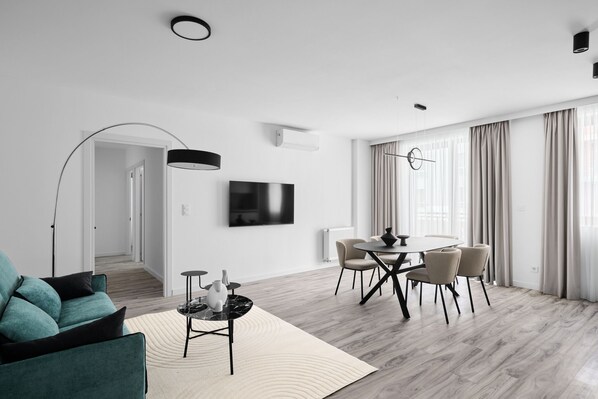 Deluxe-Apartment, 2 Schlafzimmer, Balkon, Gartenblick | Wohnbereich | 55-Zoll-Smart-TV mit Digitalempfang, Netflix, aktuelle Filme