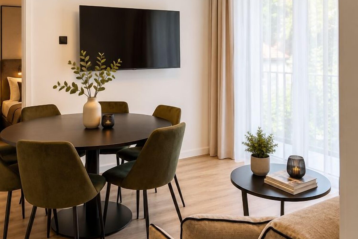 Two-Bedroom Deluxe Apartment with Balcony | Área de sala de estar | Smart TV, Netflix, películas de estreno y servicios de streaming 