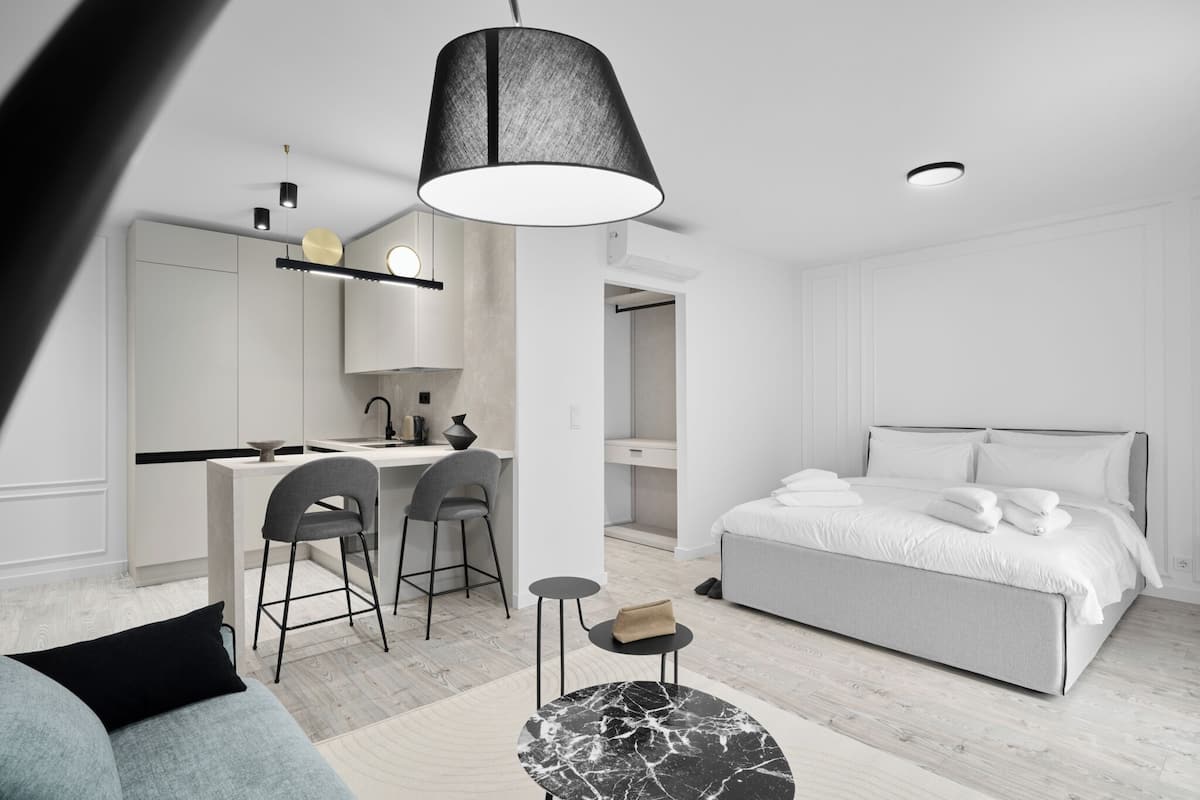 Un dormitorio moderno con una cama, un escritorio y una silla.