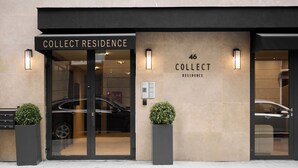 Un edificio moderno con un letrero que dice 'Collect Residence'.