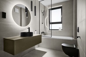 Superior Studio | Salle de bain | Articles de toilette griffés, séchoir à cheveux, serviettes fournies