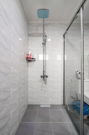 Quadruple Room | Bathroom | Shower, free toiletries, hair dryer, slippers