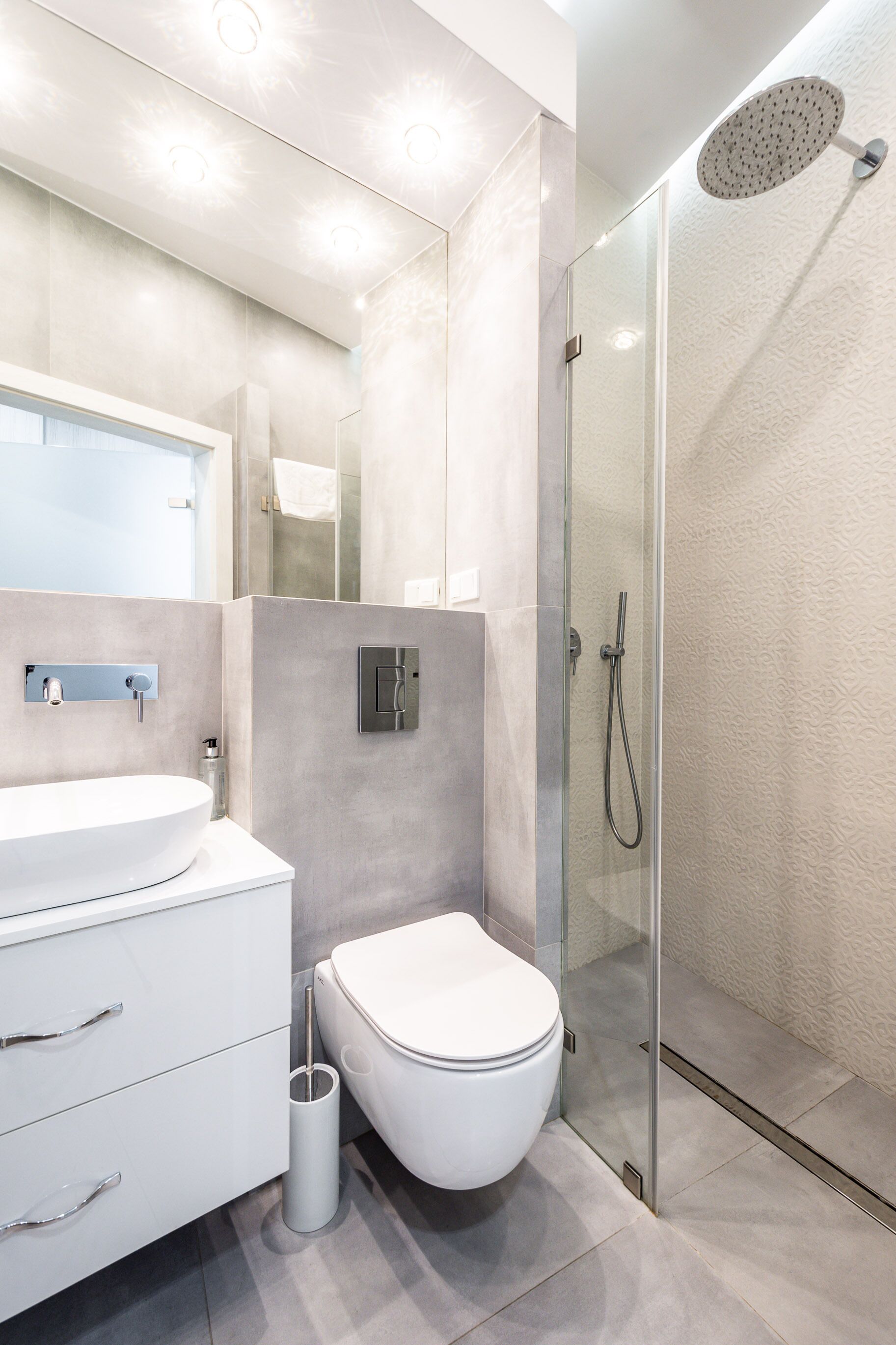 Exclusive Apartment | Bathroom | Shower, towels, soap, shampoo