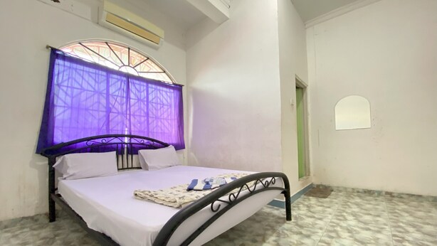 A single bed with a metal frame, white bedding, and a purple curtain. - Hotel O California 2NearNagoya Hill Shopping Mall (Batam)