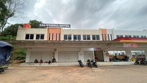 A two-story building with a sign reading "California Hotel." - Hotel O California 2NearNagoya Hill Shopping Mall (Batam)