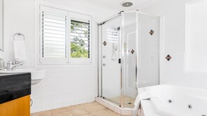 Dusche, Haartrockner, Handtücher