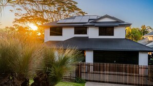 Exterior - Byron Bay Accom - Sunset on Massinger - 60 Massinger Street - Pets on Request (Byron Bay)