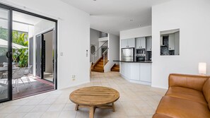 Smart TV - Sunset on Massinger - 60 Massinger Street (Byron Shire)