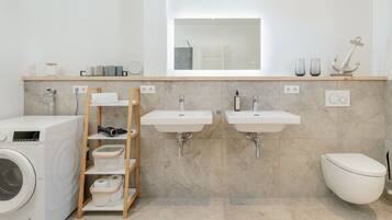 Dusche, Haartrockner, Handtücher