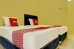 Standard Twin Room | Bed sheets - Hotel O Sweet Candy 1 Syariah (Karawang)