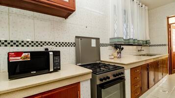 Apartamento luxo | Cozinha privada | Geladeira, micro-ondas, talheres/pratos/utensílios de cozinha