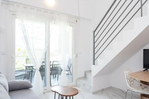 复式房, 2 间卧室 | 起居区 | 平板电视