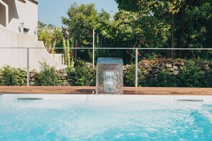 Piscina externa sazonal, funciona das 8h às 19h, guarda-sóis