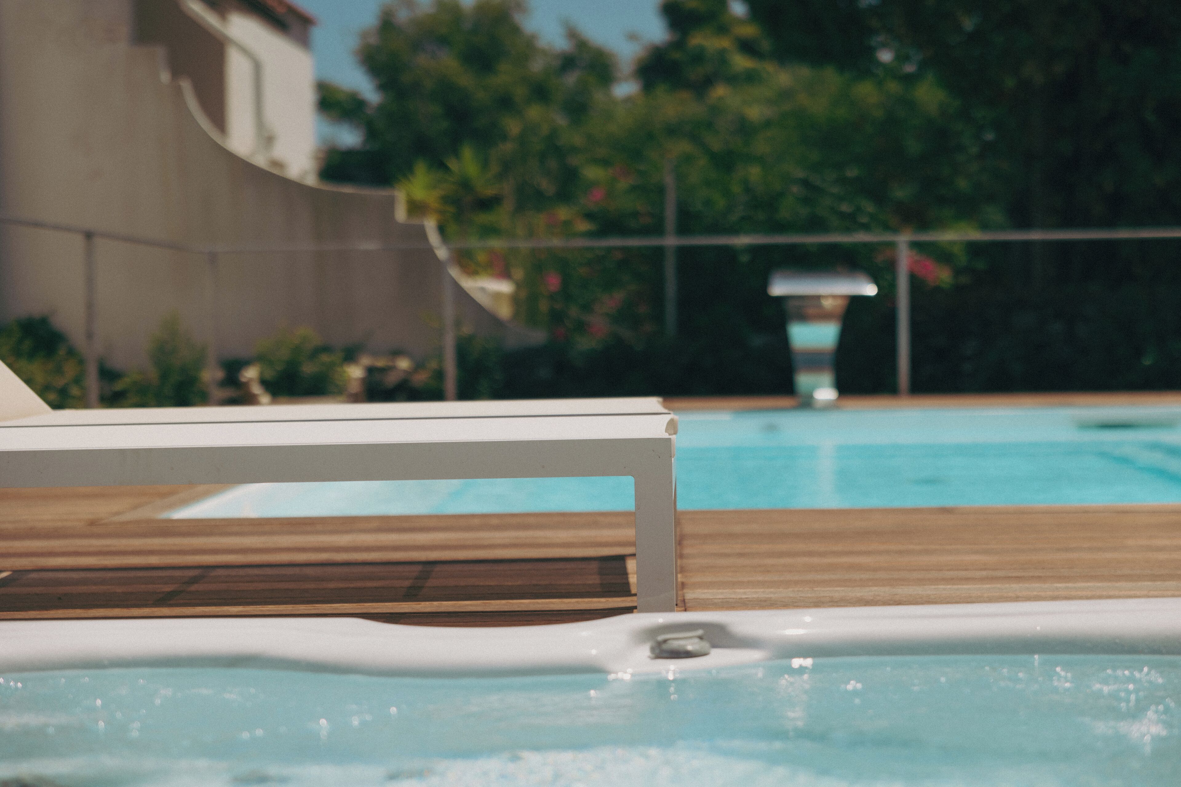 Piscine extérieure, parasols de plage, chaises longues