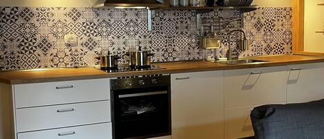 Réfrigérateur, four, plaque de cuisson, cafetière/bouilloire